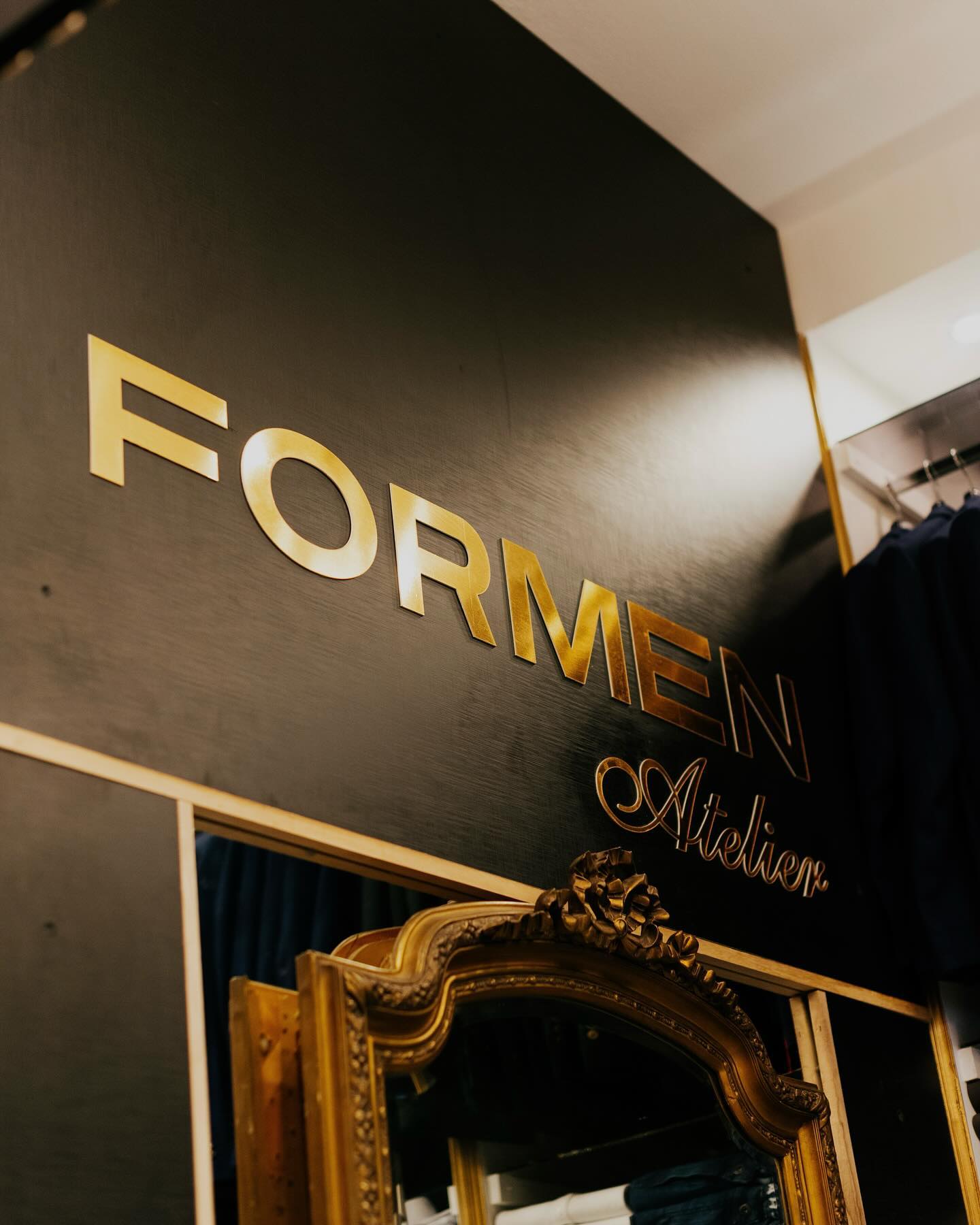 Atelier de Formen — cartel dorado en el local de Corrientes