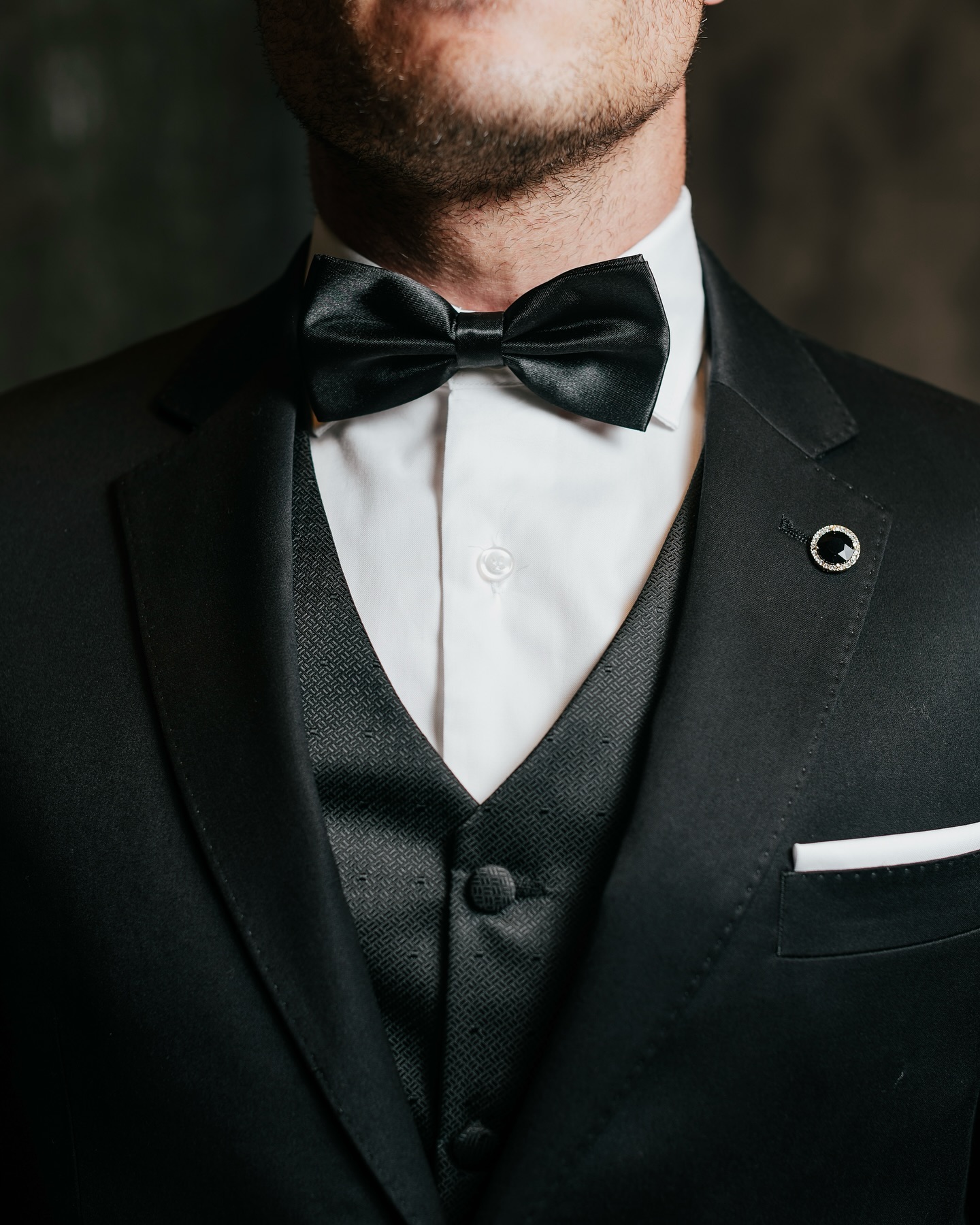Esmoquin negro con moño y chaleco — Formen