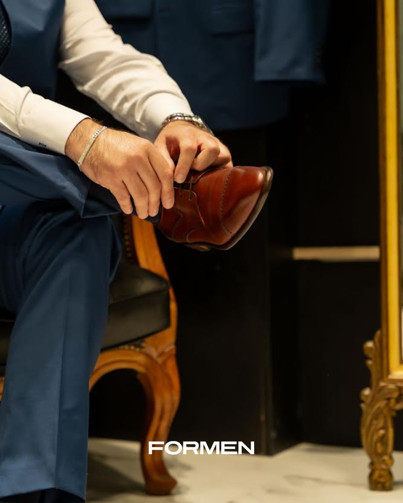 Traje azul a medida con detalle de calzado — Formen